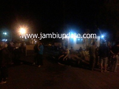 Suasana di komplek DPRD Provinsi Jambi paska keributan antara polisi dan Satpol PP